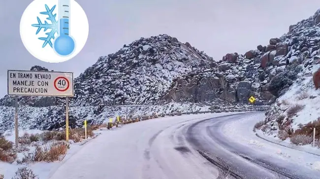 En la carretera de La Rumorosa se ha presentado la caída de nieve por el frente frío 35. Foto: El Sol de México / Edición: TBN