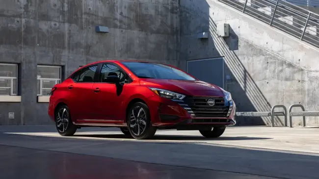 El Versa 2025 tiene un diseño renovado que le da un aspecto moderno y juvenil. Foto: Nissan