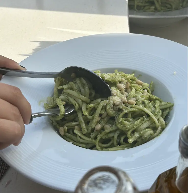 No te puedes quedar sin probar este delicioso “Linguine al pesto”, con salsa de albahaca, ajo, piñón y parmesano. Foto: Nathalia Beatriz Zuniga Granados