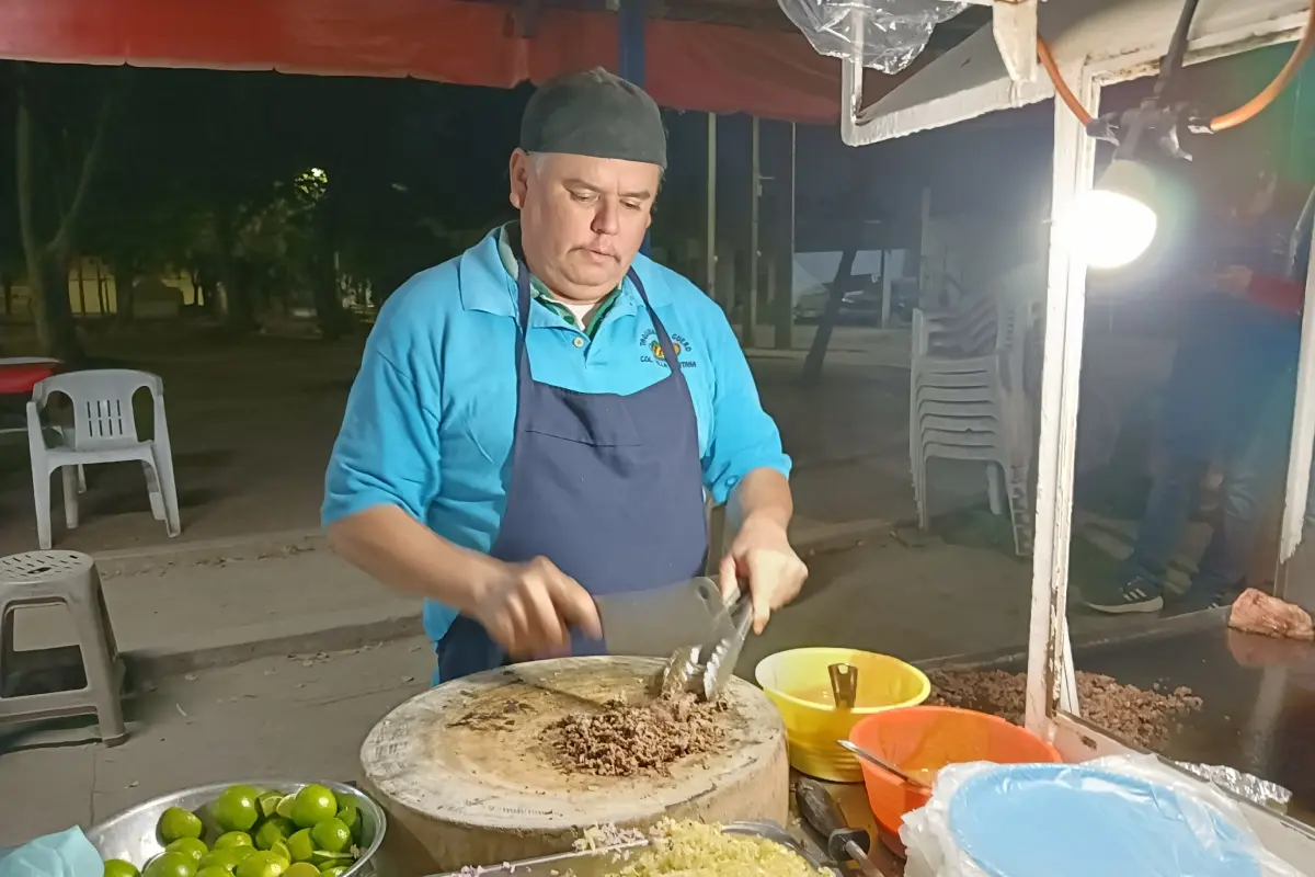 Álvaro Pardo y su familia atienden la Taquería “El Güero” en el parque de Villa Fontana.