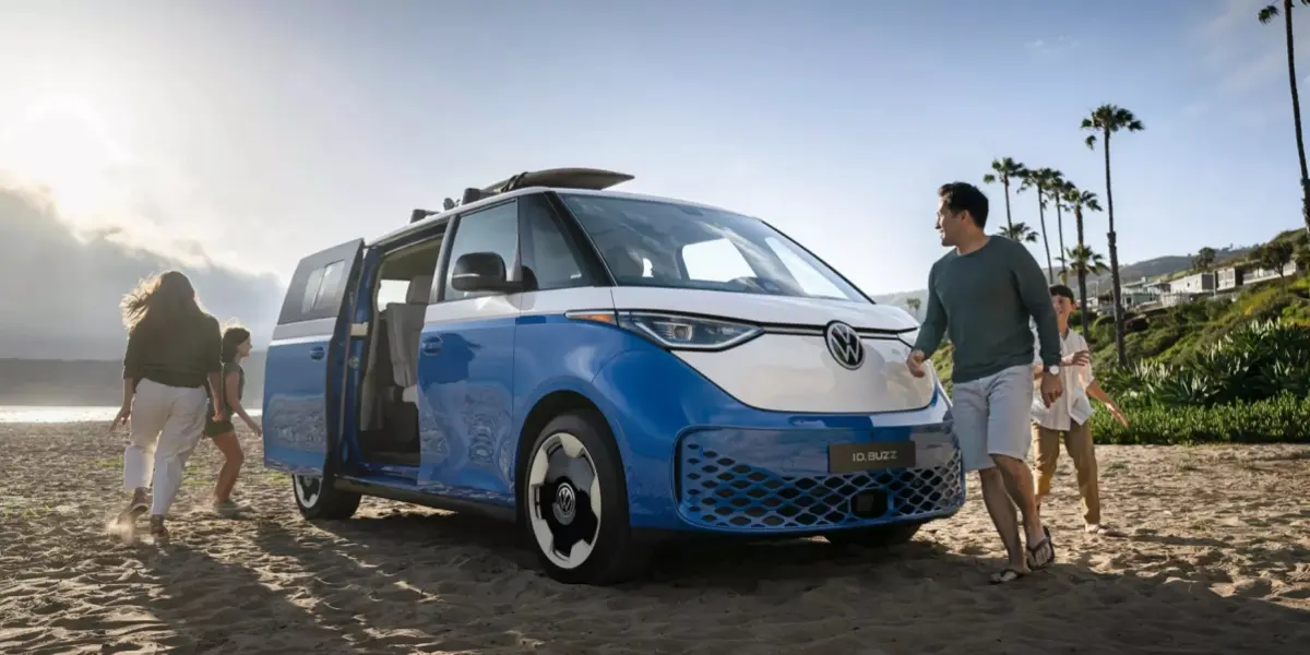 La ID. Buzz 2025 mezcla el estilo retro de la icónica combi con un toque futurista. Foto: Volkswagen