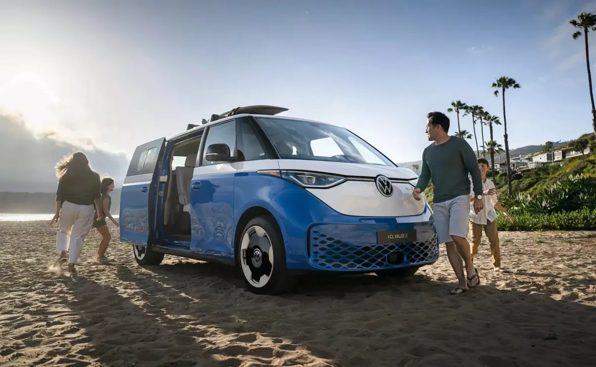 La ID. Buzz 2025 mezcla el estilo retro de la icónica combi con un toque futurista. Foto: Volkswagen