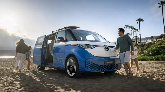 La ID. Buzz 2025 mezcla el estilo retro de la icónica combi con un toque futurista. Foto: Volkswagen