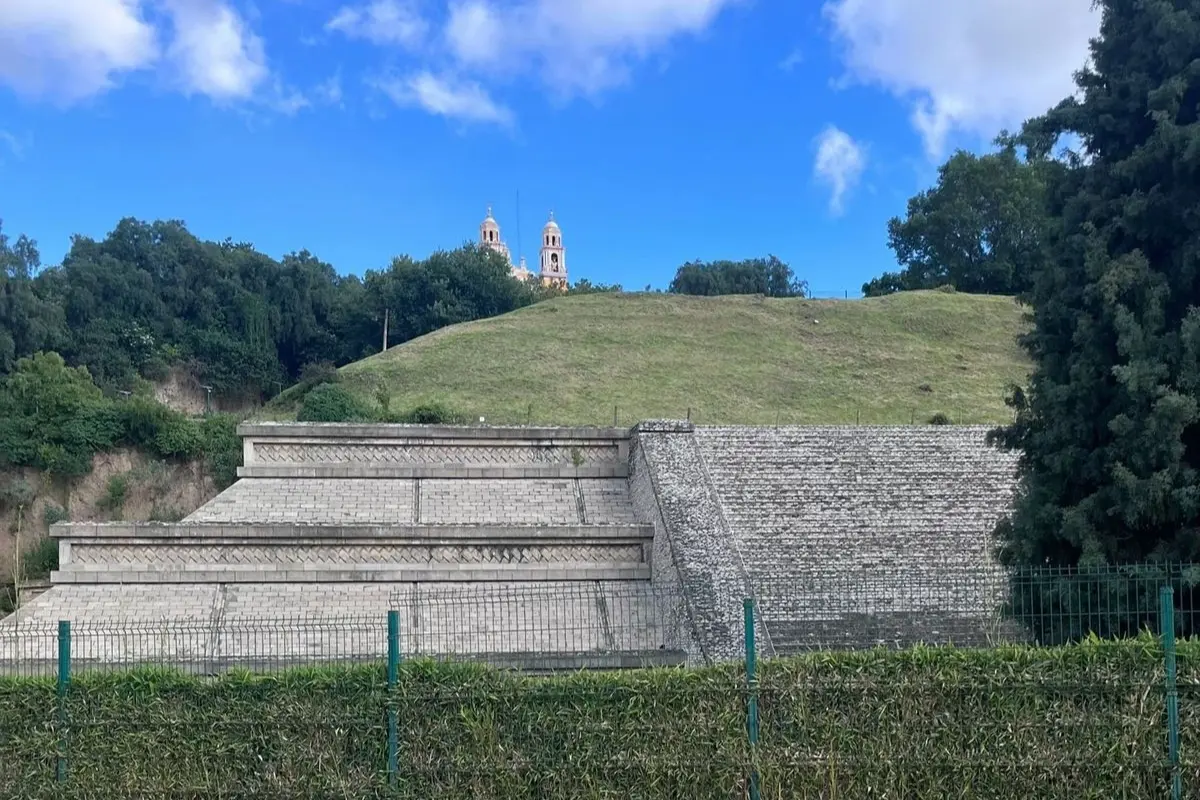 La Gran Pirámide de Cholula, en Puebla, vista desde abajo. / Montserrat Mantecón