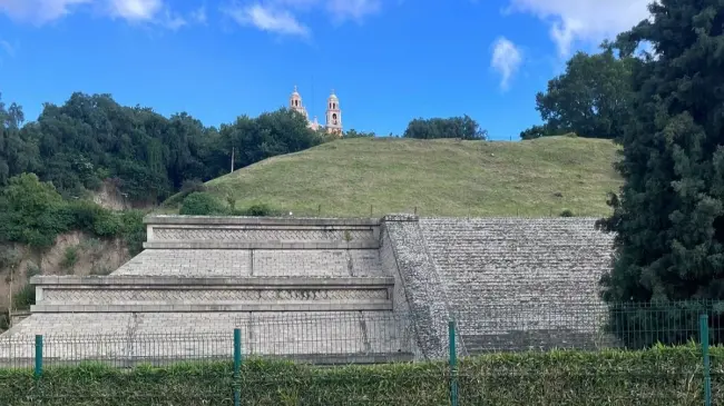La Gran Pirámide de Cholula, en Puebla, vista desde abajo. / Montserrat Mantecón