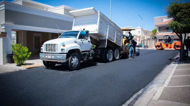 Culiacán refuerza su programa de bacheo y reencarpetado, beneficiando a miles de automovilistas y peatones.
