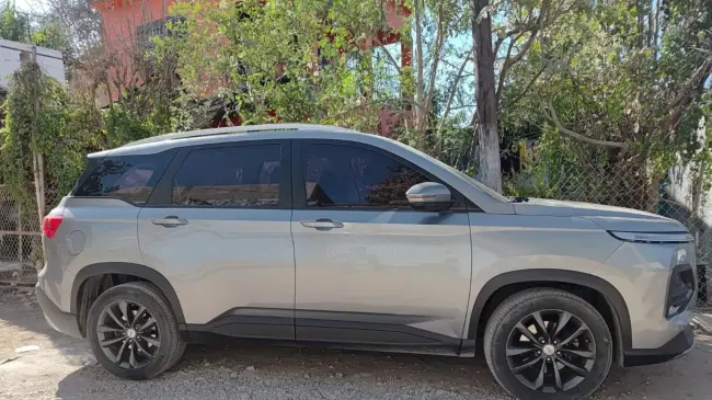 Policía Estatal, Guardia Nacional y otras instituciones recuperan automóvil robado en Culiacán.
