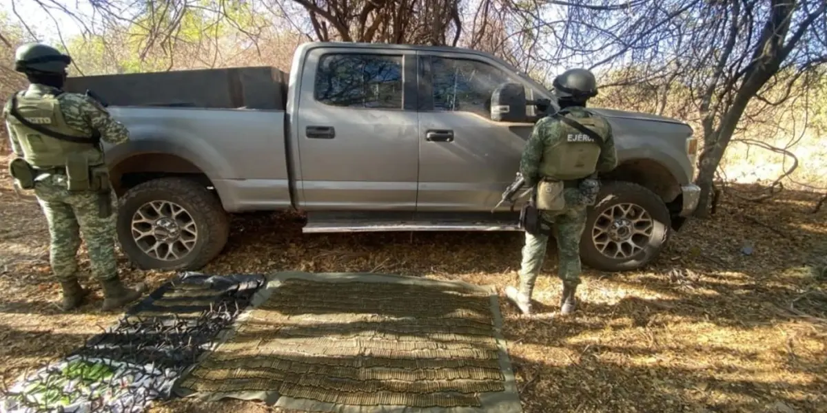 Ejército y Guardia Nacional aseguran vehículo blindado con arsenal en Culiacán.