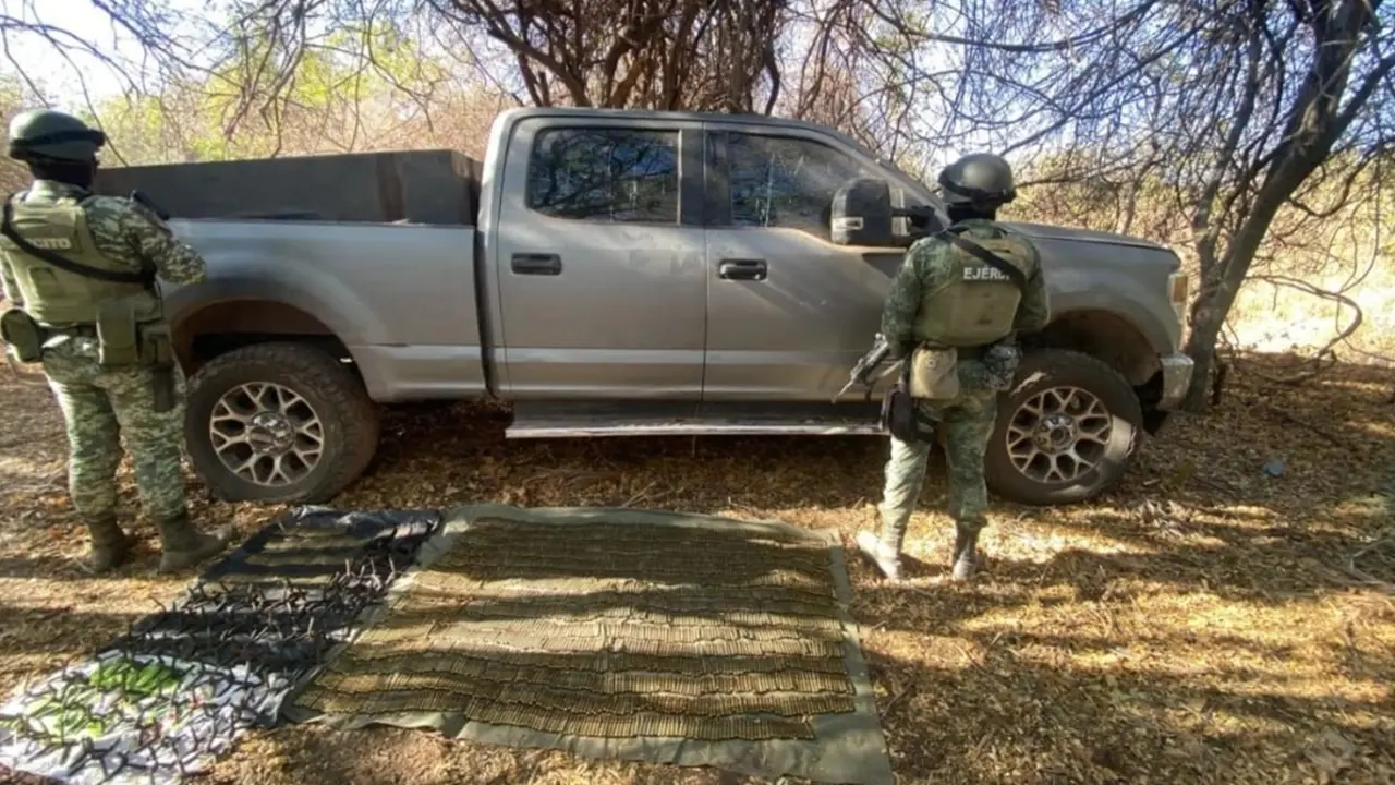 Ejército y Guardia Nacional aseguran vehículo blindado con arsenal en Culiacán.