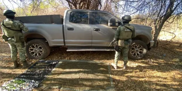 En Culiacán asegura Super Duty con blindaje, ponchallantas y cartuchos