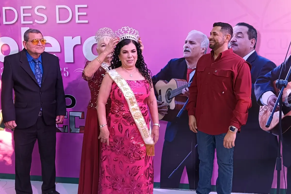 Momento en que María Teresa Medina recibe la corona de reina, de parte de Virginia Navarro.