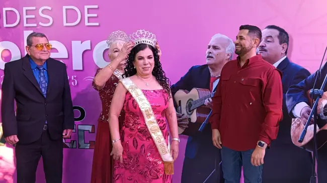 Momento en que María Teresa Medina recibe la corona de reina, de parte de Virginia Navarro.