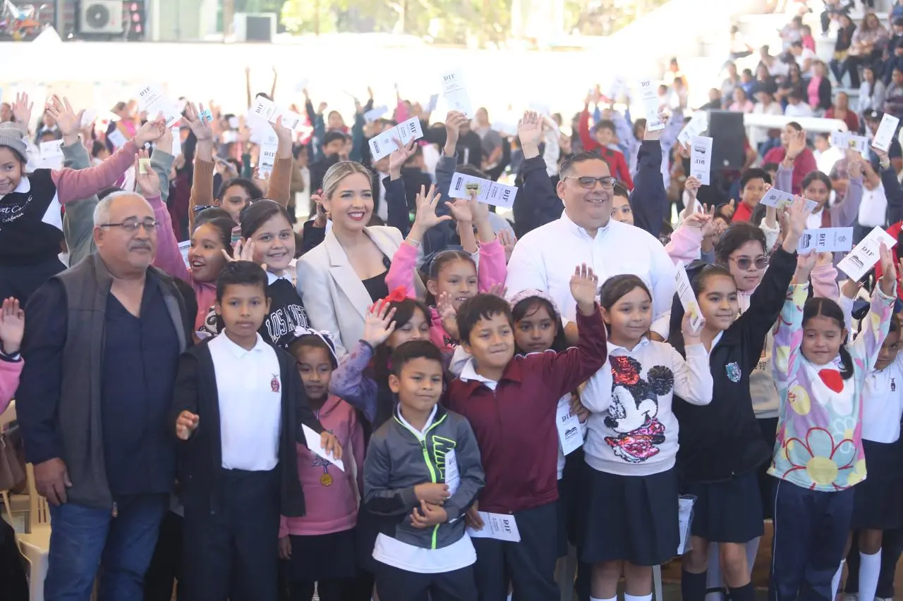 Se entregan las primeras 526 becas del Programa Estímulos a la Educación Básica en Mazatlán. Foto: cortesía