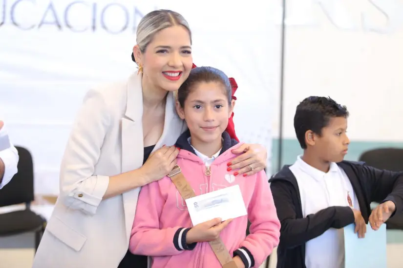 Entrega de becas del Programa Estímulos a la Educación Básica en Mazatlán. Foto: cortesía