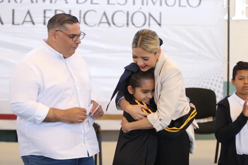 Entrega de becas del Programa Estímulos a la Educación Básica en Mazatlán. Foto: cortesía