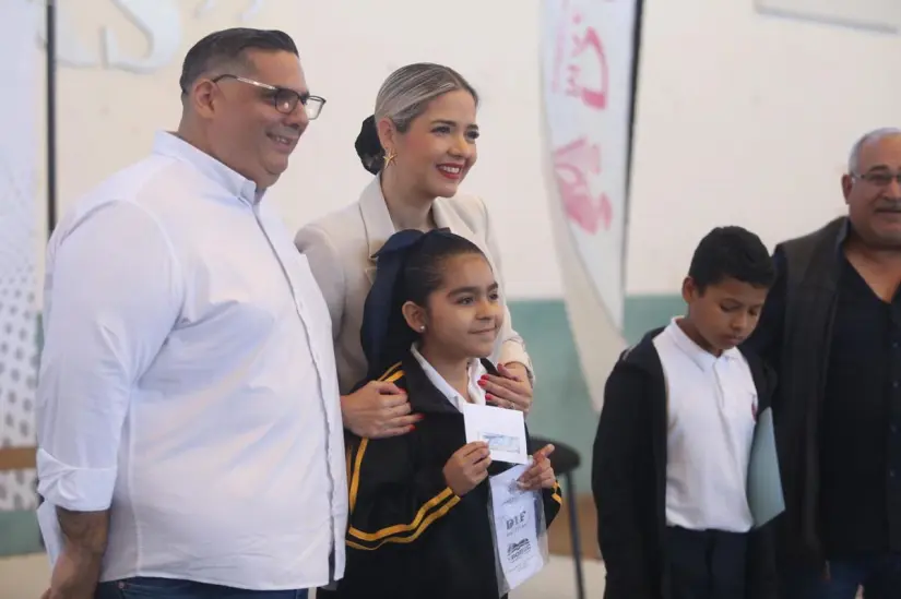 Entrega de becas del Programa Estímulos a la Educación Básica en Mazatlán. Foto: cortesía