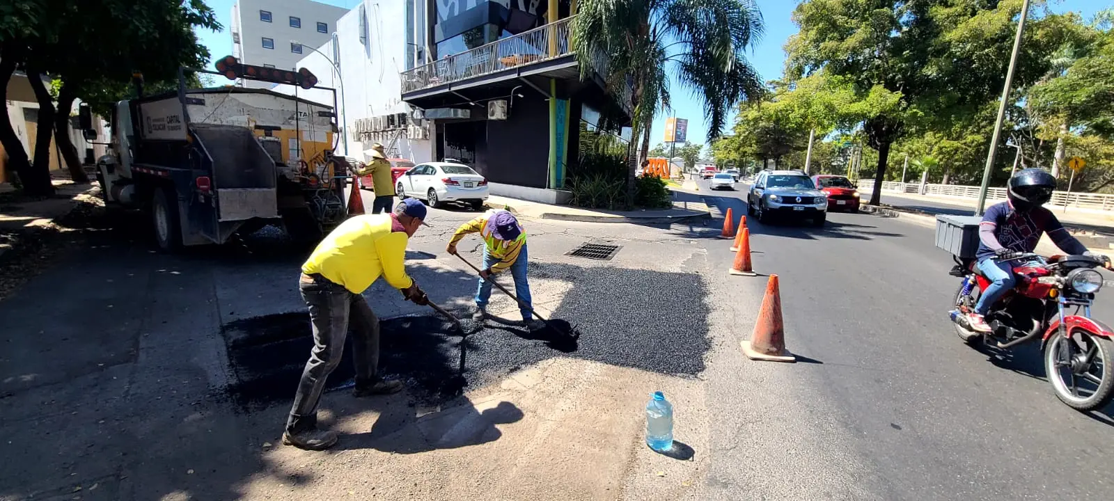 Calles de Culiacán en transformación: Ayuntamiento sigue con obras de bacheo y reencarpetado.