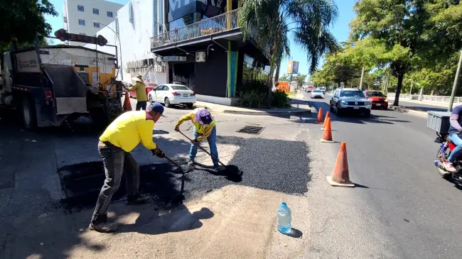 Calles de Culiacán en transformación: Ayuntamiento sigue con obras de bacheo y reencarpetado.