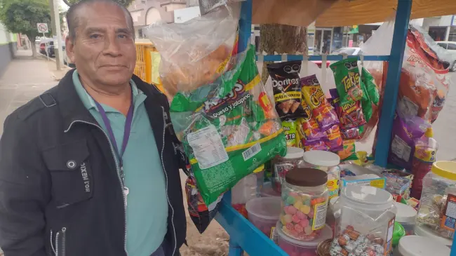 Don Germán vende dulces en las afueras de la primaria Benito Juárez en el Centro de Navolato.