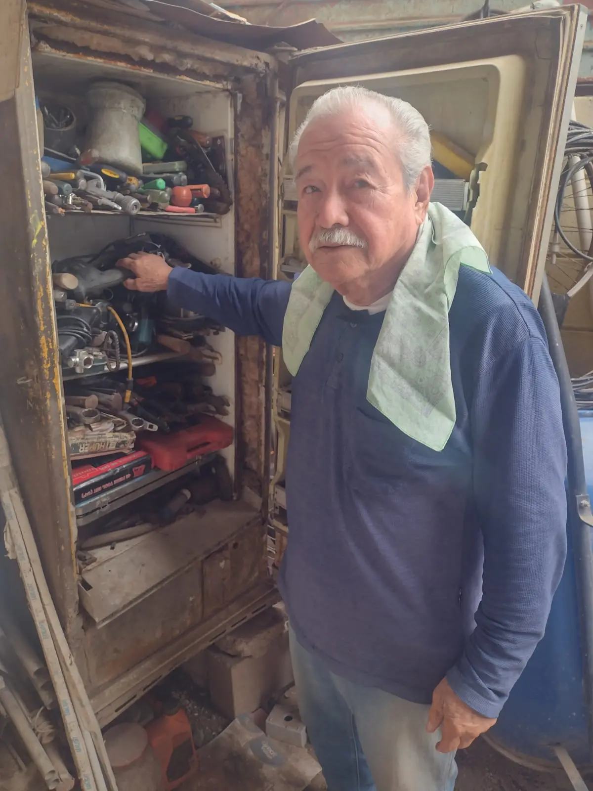 Don Jorge inició trabajando en el ingenio, tras jubilarse se dedica a reparar abanicos.