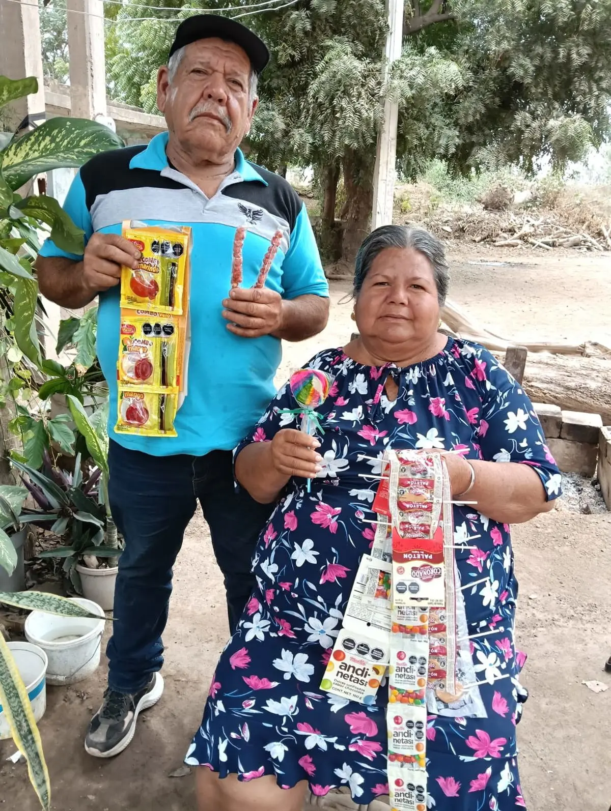 A pesar de las enfermedades, Lupita y Óscar siguen trabajando con fervor.