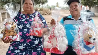 El amor y la lucha de don Óscar y Lupita en Navolato. Venden dulces y alegran corazones