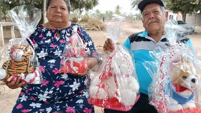 Lupita y Óscar trabajan cada día vendiendo dulces para sostener su hogar.