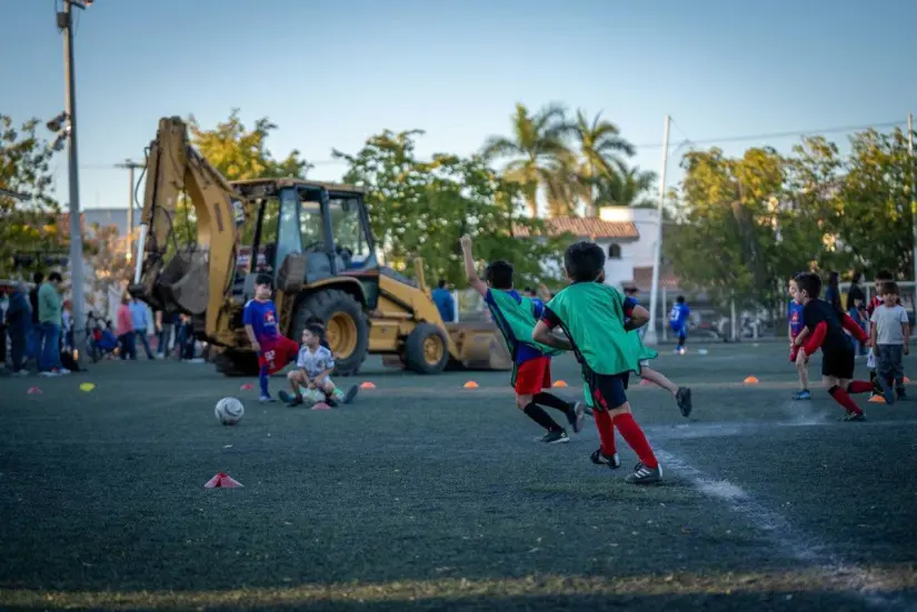 rehabilitación de cancha de fútbol en Villa Universidad