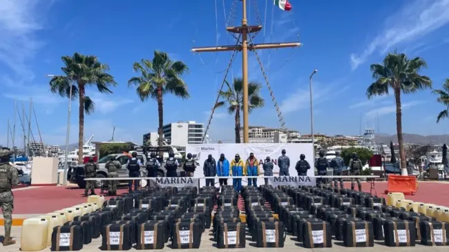 Aseguran 4.5 toneladas de cocaína y detienen a cuatro personas en operativo marítimo en el Pacífico.