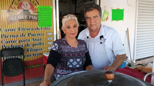 Francisco Padilla y su esposa Nora Alicia atienden personalmente su negocio, Productos Handy, ubicado por bulevar California, esquina con calle El Monte.