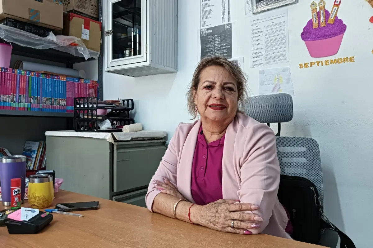 La maestra María América Flores Elizalde afirma que mientras se sienta con energía, seguirá al frente de esta escuela, la cual atesora como un gran logro.