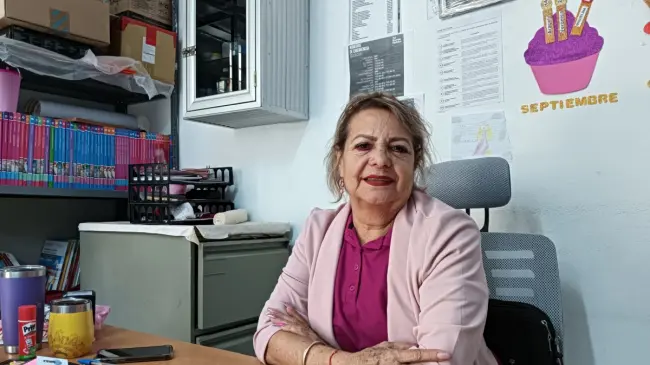 La maestra María América Flores Elizalde afirma que mientras se sienta con energía, seguirá al frente de esta escuela, la cual atesora como un gran logro.