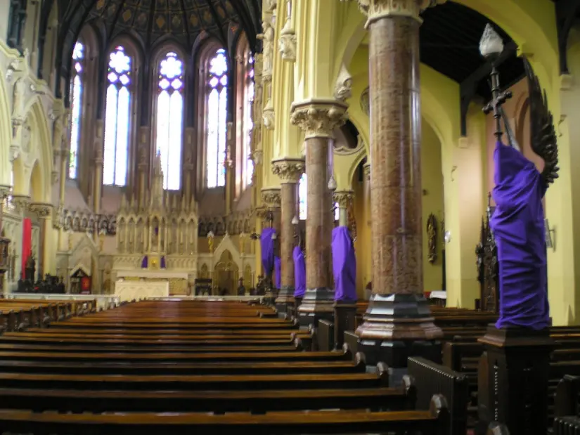 Cubrir a los santos en las iglesias es una práctica que permite enfocarse en el significado de la Semana Santa. Foto: Conoce, ama y vive tu fe. 