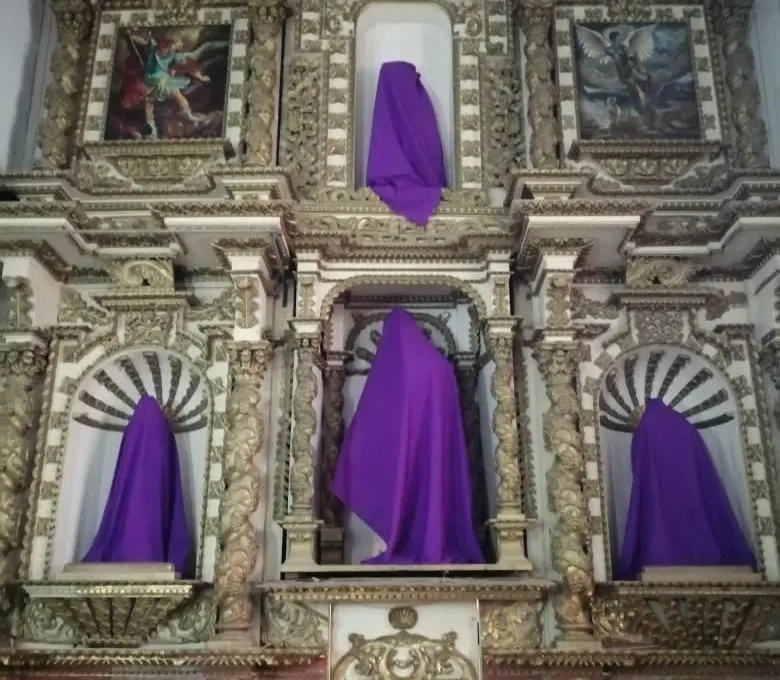 Santos cubiertos durante la Semana Santa. Foto: Facebook Parroquia San Bernardo - La Catedral. 