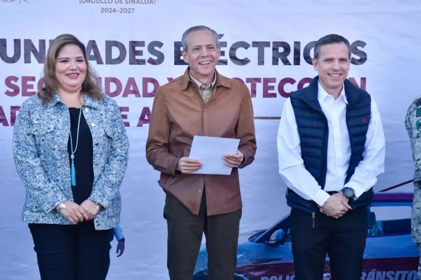 Alcalde Gerardo Octavio Vargas Landeros en entrega de los vehículos elétricos en Ahome. Foto: Cortesía. 