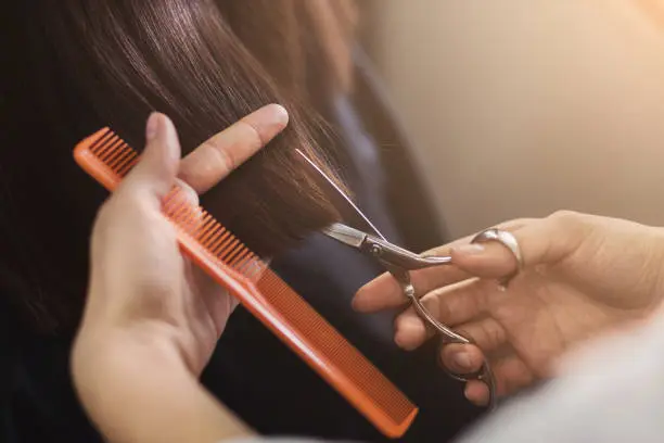 Cortarse el cabello puede ser algo negativo o positivo dependiendo de las creencias de cada quien. Foto: iStock. 