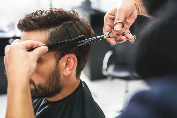 Conoce cuáles son los mejores momentos para cortarte el cabello durante la Semana Santa. Foto: iStock. 