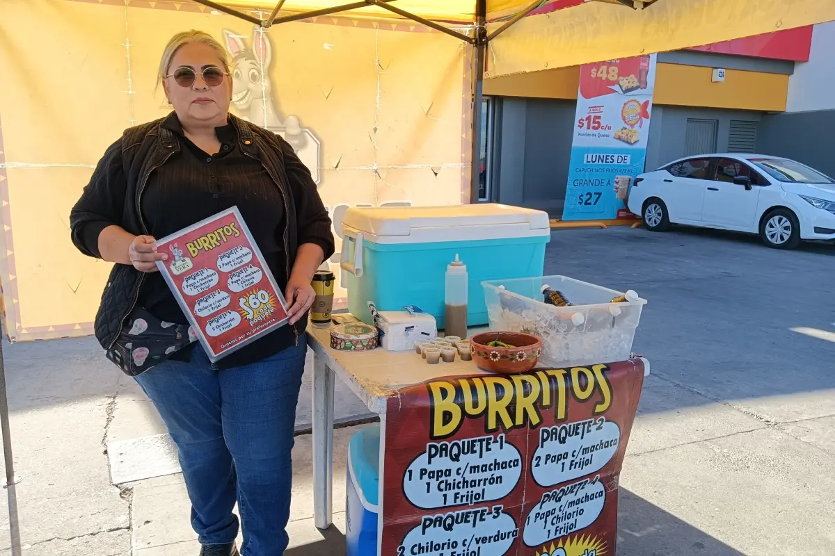 Elvira tiene su punto de venta de burritos y tortas en la esquina del Oxxo Maralago, por la carretera a Imala.