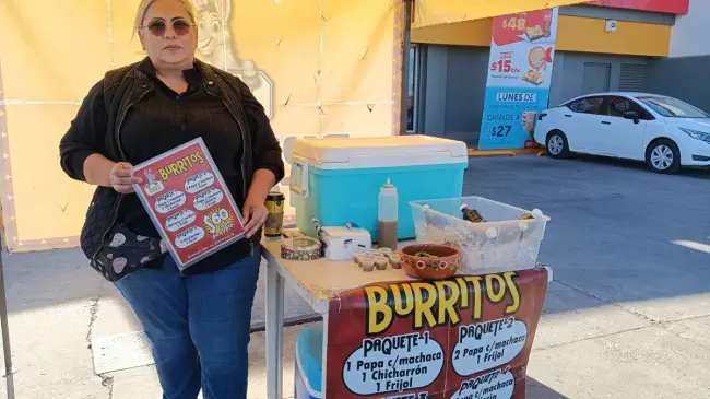Elvira tiene su punto de venta de burritos y tortas en la esquina del Oxxo Maralago, por la carretera a Imala.