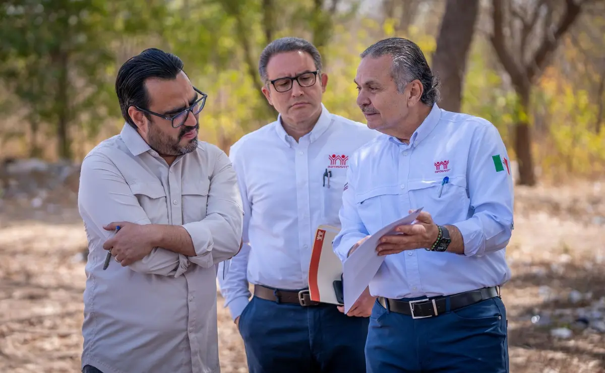 Alcalde Juan de Dios Gamez Mendivil y autoridades del Infonavit visitan los terrenos donde serán construidas las viviendas. Foto: Cortesía.