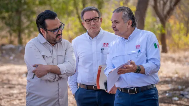 Alcalde Juan de Dios Gamez Mendivil y autoridades del Infonavit visitan los terrenos donde serán construidas las viviendas. Foto: Cortesía.