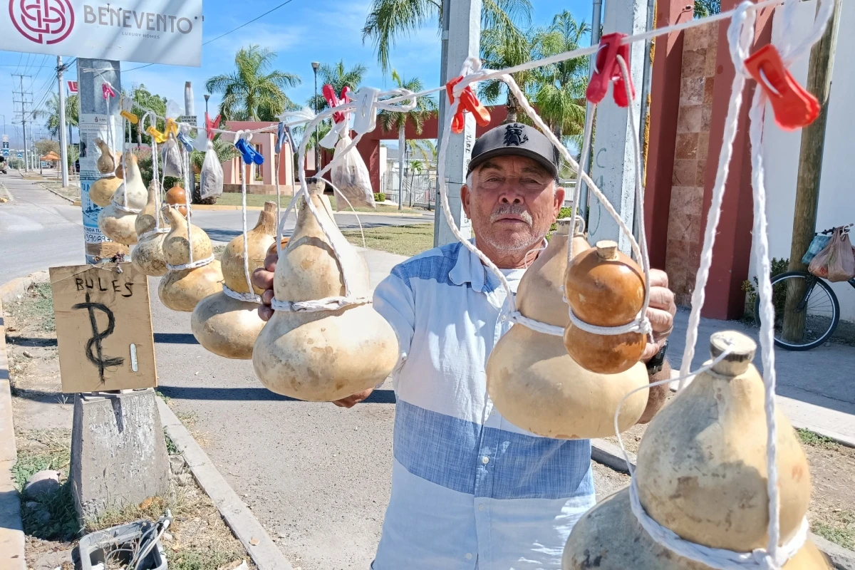 Mariano Vega vende sus bules por la carretera a Imala, a la altura del residencial Maralago.