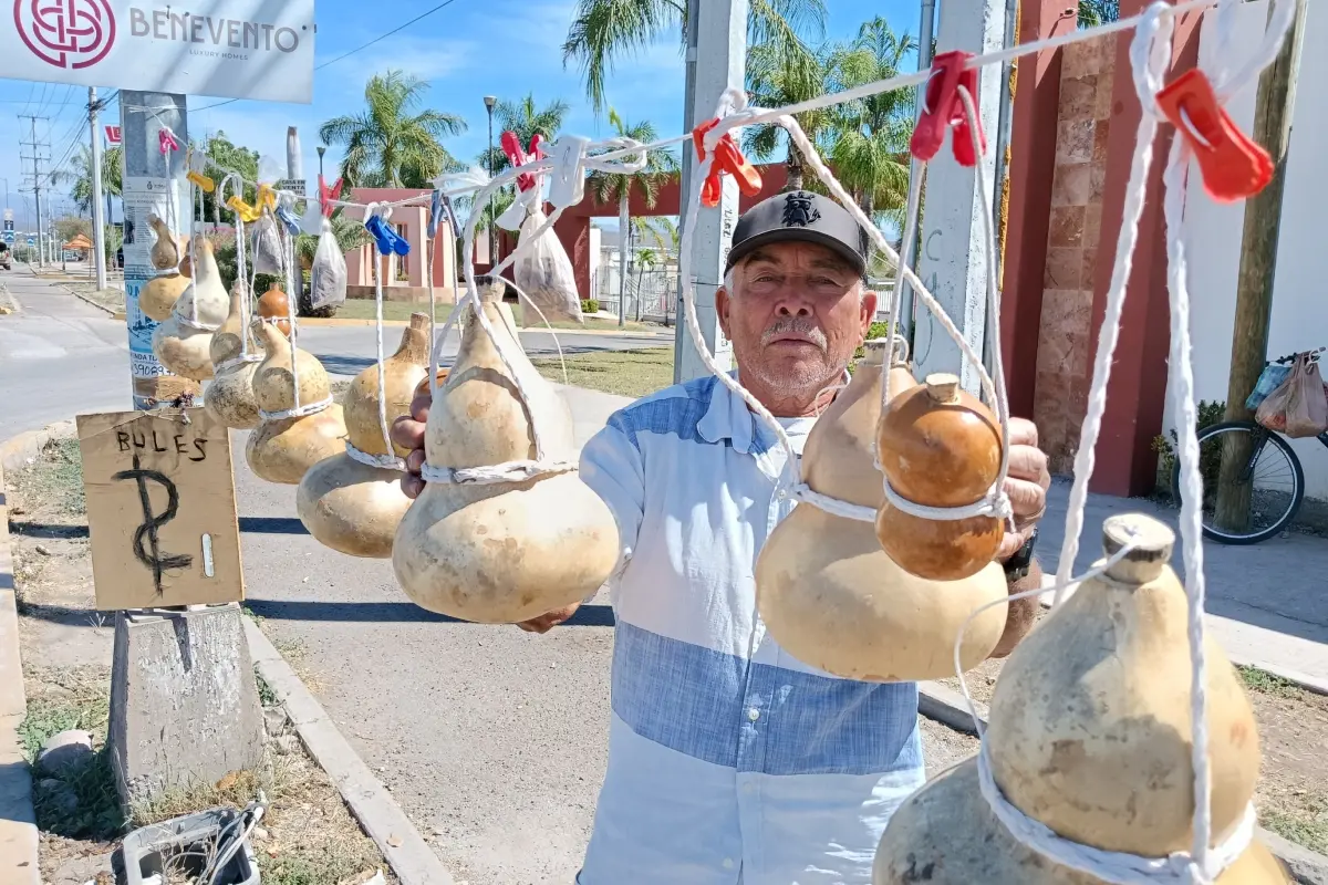Mariano Vega vende sus bules por la carretera a Imala, a la altura del residencial Maralago.