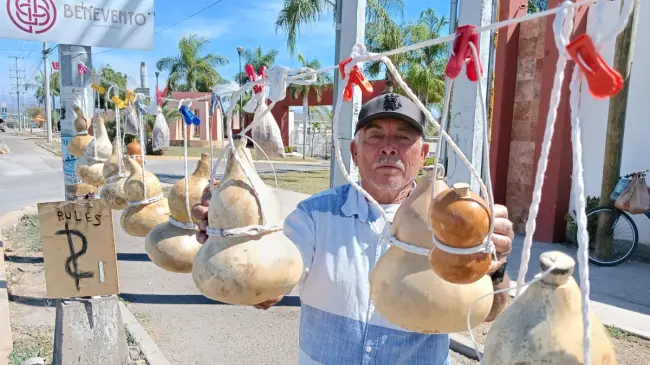 Mariano Vega vende sus bules por la carretera a Imala, a la altura del residencial Maralago.