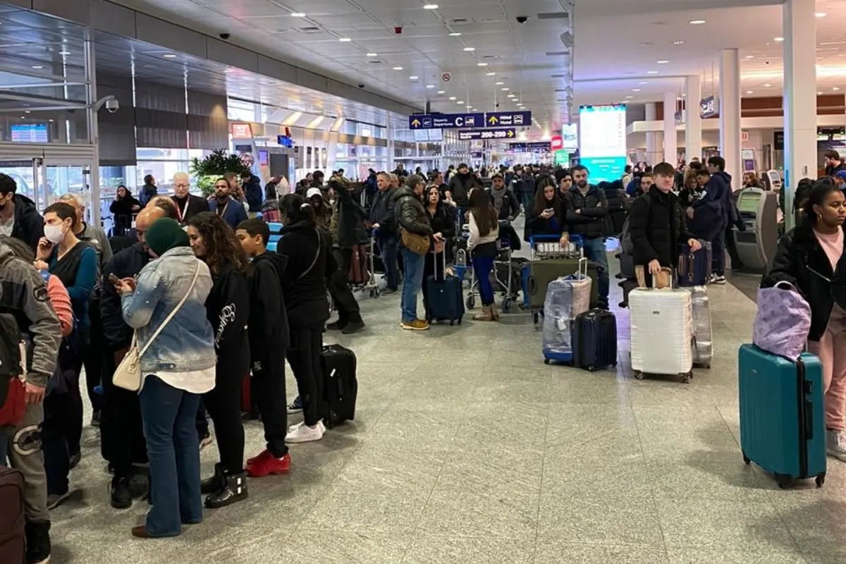 A la hora de viajar en avión, es importante estar a tiempo en el aeropuerto para evitar retrasos o la pérdida del vuelo. Imagen: Montserrat Mantecón