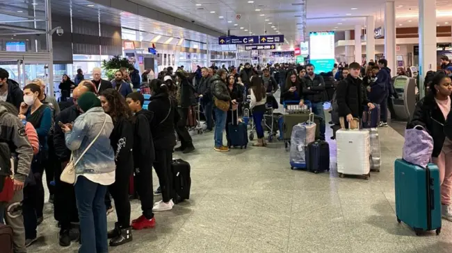 A la hora de viajar en avión, es importante estar a tiempo en el aeropuerto para evitar retrasos o la pérdida del vuelo. Imagen: Montserrat Mantecón