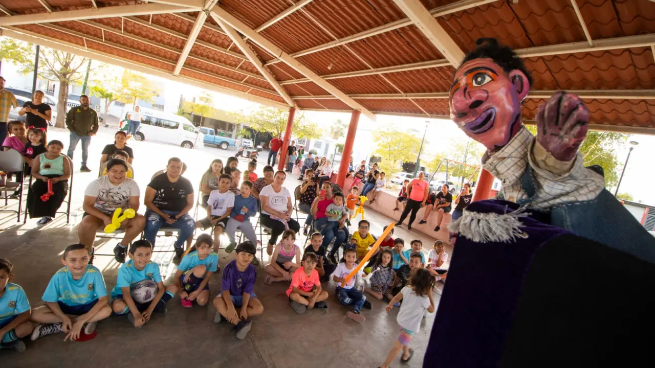 El parque de La Palapa cobra vida con teatro, títeres y circo para los niños de Alturas del Sur