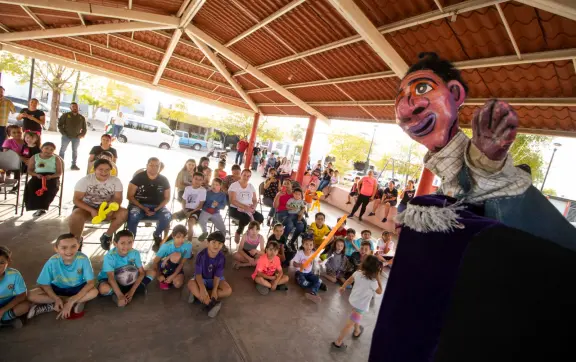 El parque de La Palapa cobra vida con teatro, títeres y circo para los niños de Alturas del Sur