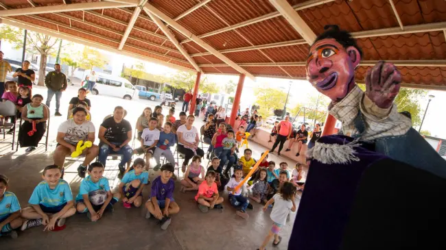 El parque de La Palapa cobra vida con teatro, títeres y circo para los niños de Alturas del Sur