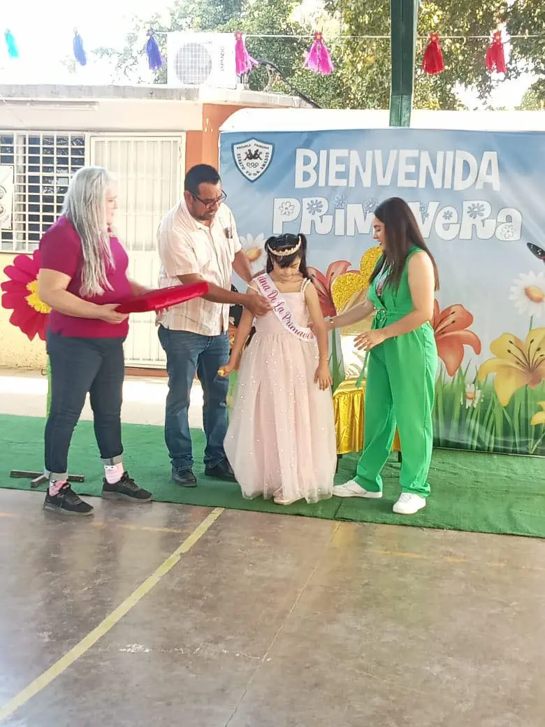 La coronación fue encabezada por el director de la escuela, Luis Medina y sus maestras.